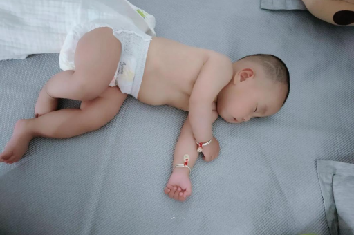 桂阳宝宝拍嗝的正确方法